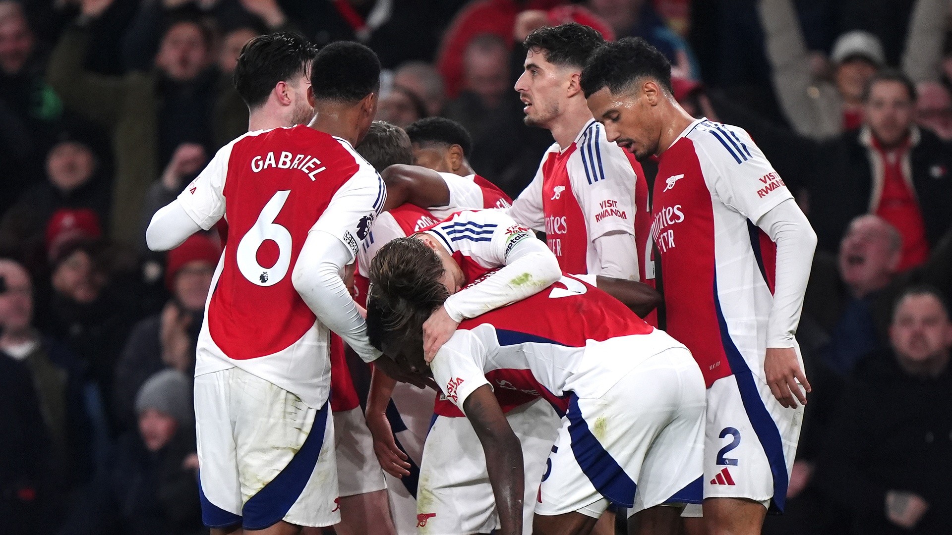 Eze tiñe el norte de Londres de rojo y asienta al Arsenal en el liderato