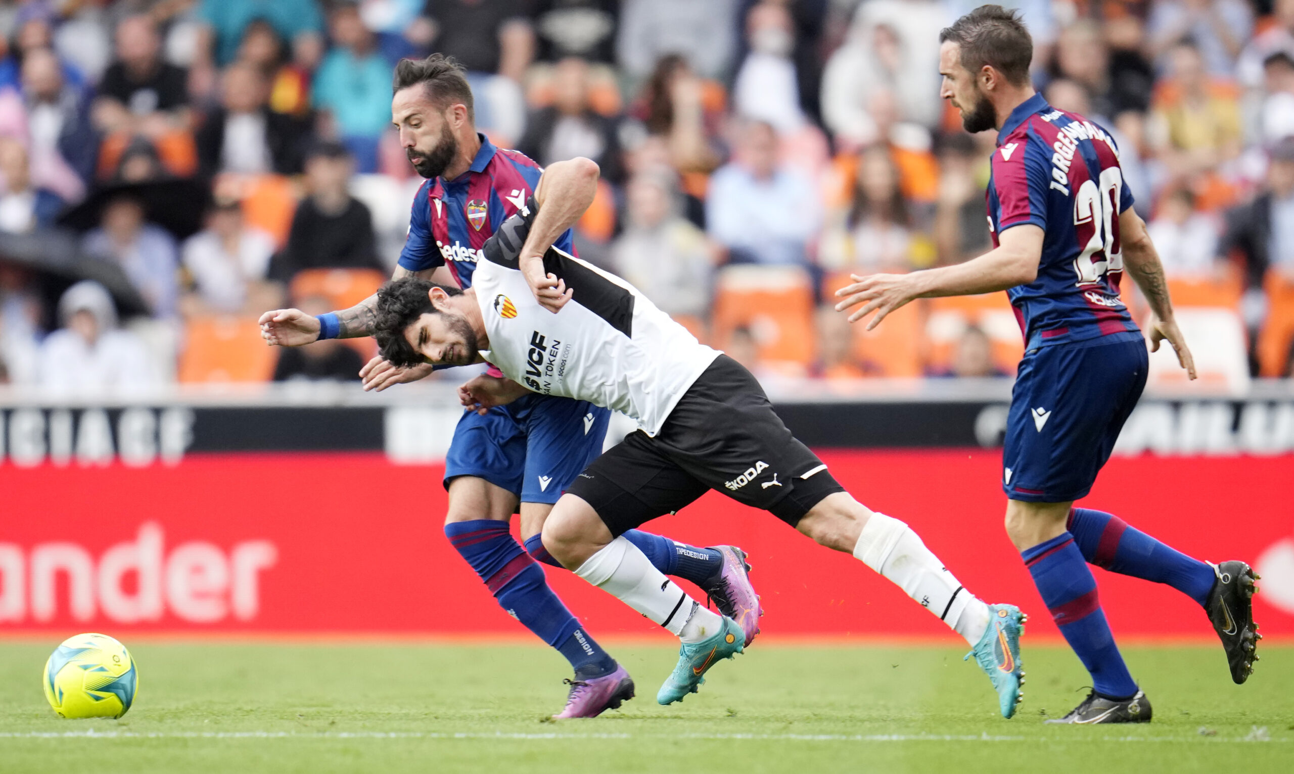 El Derbi valenciano en Mestalla abre la jornada 13