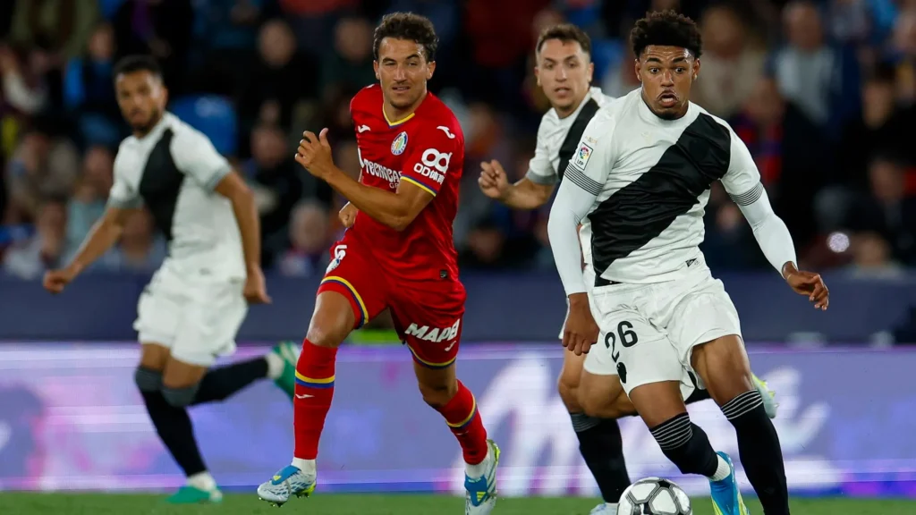 Luis Milla mirando una conducción de Tunde