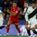 Luis Milla mirando una conducción de Tunde