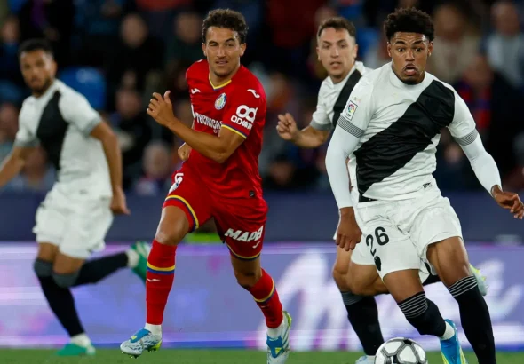 Luis Milla mirando una conducción de Tunde