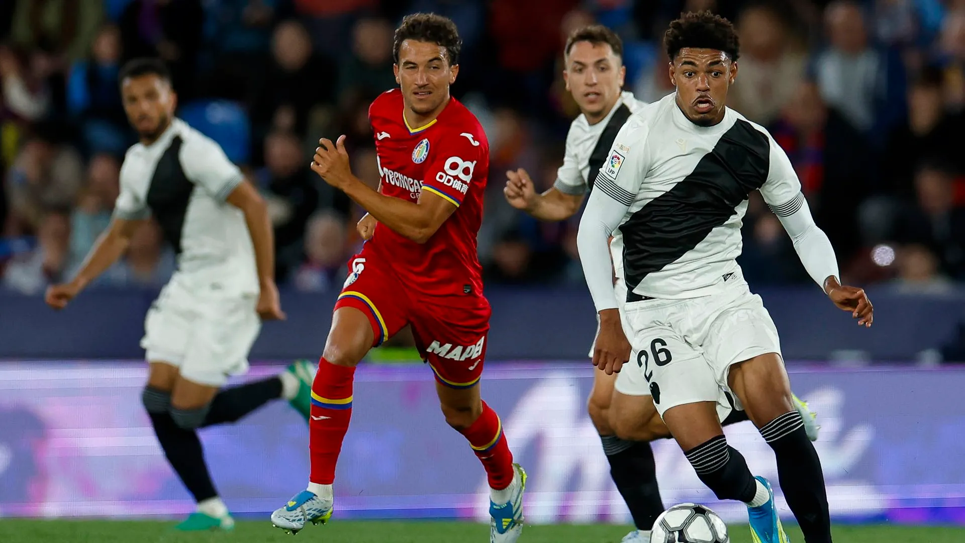 Luis Milla mirando una conducción de Tunde