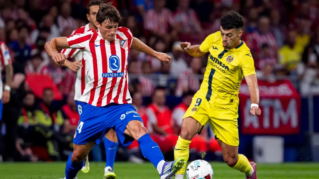 Le Normand y Mikautadze disputando un balón durante un partido de liga