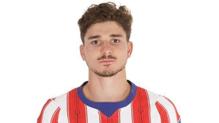 Julián Álvarez posando para la foto oficial de la temporada 26/27