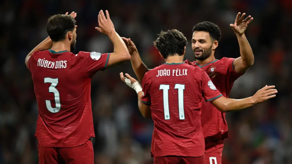 ruben-dias-joao-felix-y-goncalo-ramos-celebran-un-gol-de-portugal-getty.jpg